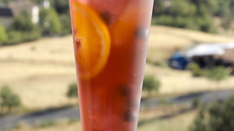 Валар Моргулис
Нужни са ви 50 мл текила, 30 мл гренадин и 20 мл синьо Кюрасо, сокът на цял лайм, сода, боровинки и резени лайм и портокал. Напълнете висока чаша с лед. Добавете алкохолните съставки и сока от лайм. Отгоре сипете газирана вода и добавете плодовете. Разбъркайте всичко.