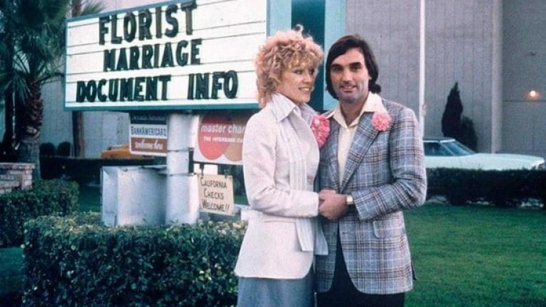 1978 г., Лас Вегас
Когато Бъзби напуска Юнайтед през 1969-а, Бест тръгва стремглаво по кривия път. През 1974-а след 11 години в Юнайтед той е освободен. През 1976 г. отива в Щатите да играе Лос Анджелис Ацтекс. В Лос Анджелис той среща Анджи Макдоналд - зайче на "Плейбой" и модел. Женят се на 24 януари 1978 г.