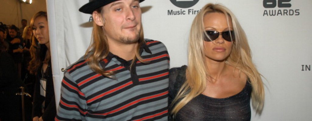 Памела Андерсън
Мократа мечта на всички с ЕГН, започващо с цифра, по-малка от 9, официално има четирима съпрузи, но браковете ѝ са повече. Спасителката от плажа първо беше омъжена за барабаниста на Mötley Crüe Томи Лий, с когото имат двама сина. Съпруг номер две беше пак музикант – Кид Рок. Последваха два брака с играча на покер Рик Саломан. Първият от тях – през 2007 година, беше анулиран, и те се ожениха отново през 2014 година. И това не помогна обаче, тъй като разводът им – засега, е окончателен. През 2020 година се появиха твърдения, че Памела е подписала с продуцента Джон Питърс, но тя обяви впоследствие, че този брак никога не е бил законен. По-късно през годината тя сключи официален брак с бодигарда си Дан Хейхърст.