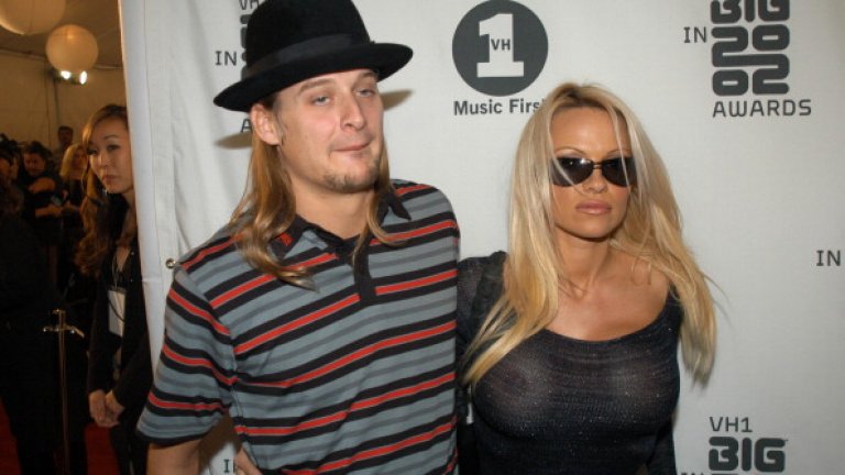 Памела Андерсън
Мократа мечта на всички с ЕГН, започващо с цифра, по-малка от 9, официално има четирима съпрузи, но браковете ѝ са повече. Спасителката от плажа първо беше омъжена за барабаниста на Mötley Crüe Томи Лий, с когото имат двама сина. Съпруг номер две беше пак музикант – Кид Рок. Последваха два брака с играча на покер Рик Саломан. Първият от тях – през 2007 година, беше анулиран, и те се ожениха отново през 2014 година. И това не помогна обаче, тъй като разводът им – засега, е окончателен. През 2020 година се появиха твърдения, че Памела е подписала с продуцента Джон Питърс, но тя обяви впоследствие, че този брак никога не е бил законен. По-късно през годината тя сключи официален брак с бодигарда си Дан Хейхърст.