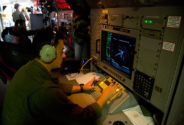 Подводни скенери търсят следи от черната кутия на самолета