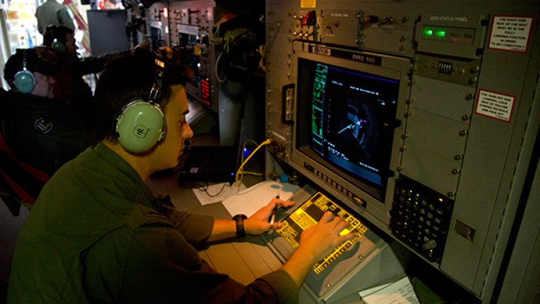Подводни скенери търсят следи от черната кутия на самолета
