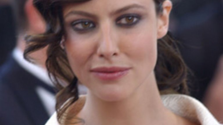 Анна Муглалис 
За легендарната Коко Шанел има няколко страхотни филма, включително и с Одри Тоту в „Коко преди Шанел“. Но за нас има едно невероятно превъплъщение в образа на дизайнерката и това е ролята на Анна Муглалис в "Коко Шанел и Игор Стравински". Актрисата придава толкова живот и сексапил на филма, че дори и само заради него си струва да бъде включена в този списък.