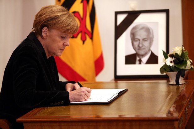 Ангела Меркел изказа съболезнованията си за смъртта на бившия германски президент Рихард фон Вайцзекер	