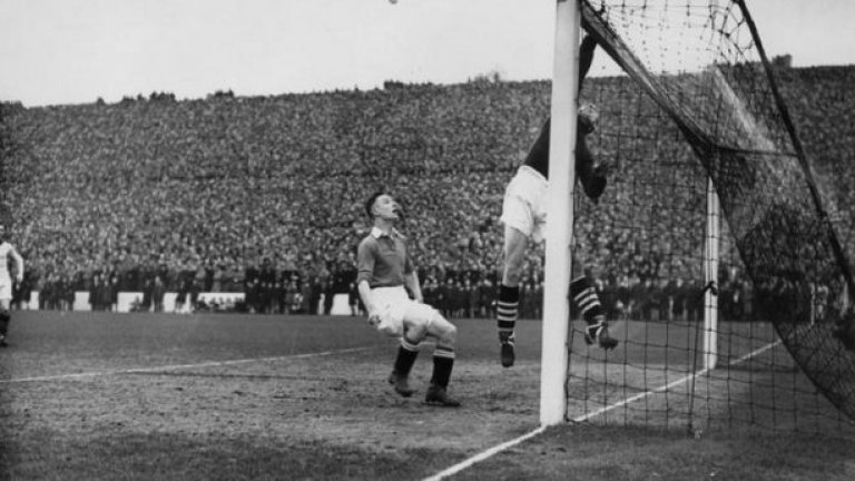 11. Чарлтън
На 12 февруари 1938-а 75 031 се стичат на "Дъ Вали" за мач срещу Астън Вила за ФА къп. Източната трибуна на стадиона дълги години беше една от най-големите на Острова.