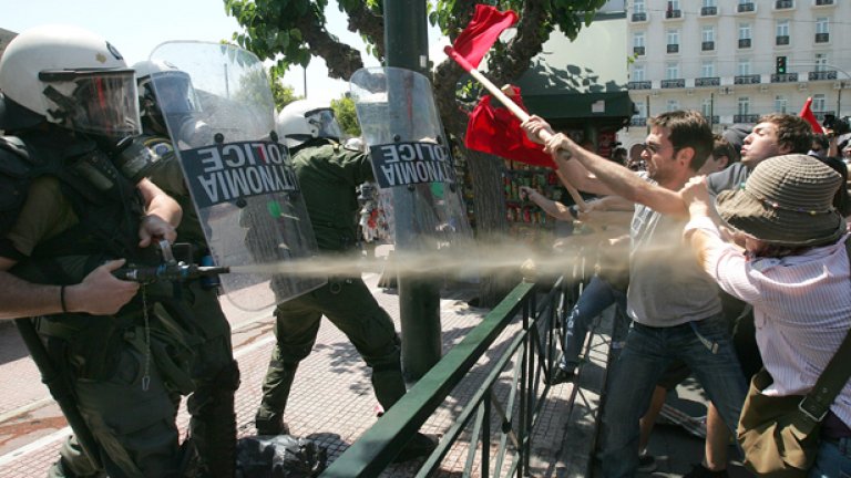 На третия месец нестихващи протести и стачки в Гърция бунтовете взеха първите си жертви...