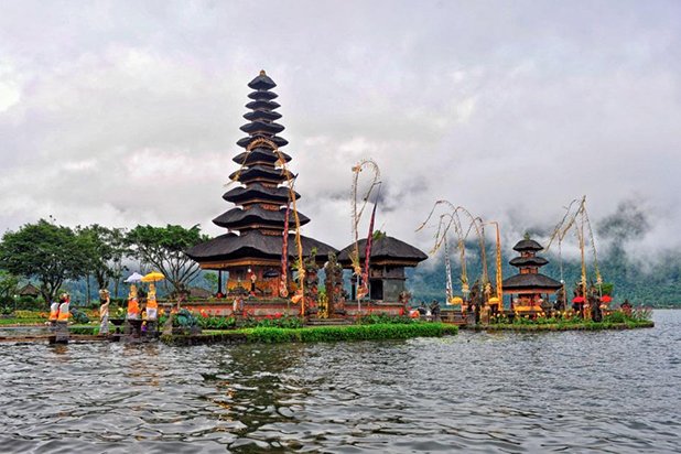 Улу Дану Братан - водният дворец в Бали в трескаво приготовление за Нийепи - хиндуйстката Нова година