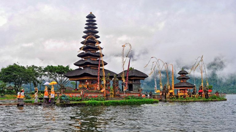 Улу Дану Братан - водният дворец в Бали в трескаво приготовление за Нийепи - хиндуйстката Нова година