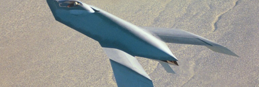10. Bird of Prey
През 1996 г. Boeing тества съвсем малък самолет, който кръщава Bird of Prey. Изпитанията се финансират от компанията и целят създаване на методи за намаляване на забележимостта не само за противниковите радари, но и във видимия електромагнитен спектър, чрез адаптивна боя, която се променя съобразно обкръжаващата я среда. Неортодоксално изглеждащият самолет прави 40 полета до 1999 г., когато изпитанията приключват. Проектът е разсекретен през 2002 г.
