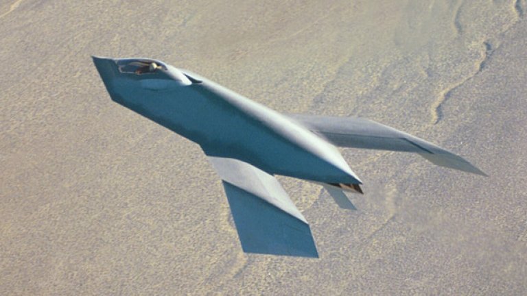 10. Bird of Prey
През 1996 г. Boeing тества съвсем малък самолет, който кръщава Bird of Prey. Изпитанията се финансират от компанията и целят създаване на методи за намаляване на забележимостта не само за противниковите радари, но и във видимия електромагнитен спектър, чрез адаптивна боя, която се променя съобразно обкръжаващата я среда. Неортодоксално изглеждащият самолет прави 40 полета до 1999 г., когато изпитанията приключват. Проектът е разсекретен през 2002 г.