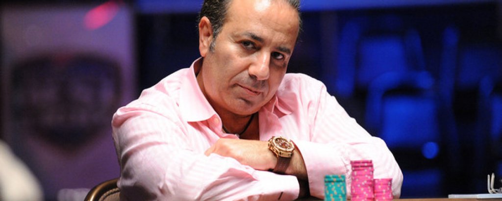 2. Сам Фара (100 млн. долара)
Роденият в Ливан американски играч се отдава на играта в началото на 90-те години. Цялото си богатство той дължи именно на покера. Става рънър-ъп през 2003-та по време на Световните покер серии, където за съжаление пада от Крис Мънимейкър.Въпреки че не спечелва турнира, той няма никакви финансови притеснения. Когато не печели луди пари от любимата професия, той е зает с хиляди други неща: съавтор е на книга за покер-стратегии и работи по още една книга. Освен това е зает със снимките на онлайн телевиознни серии, работи и по видео игра.