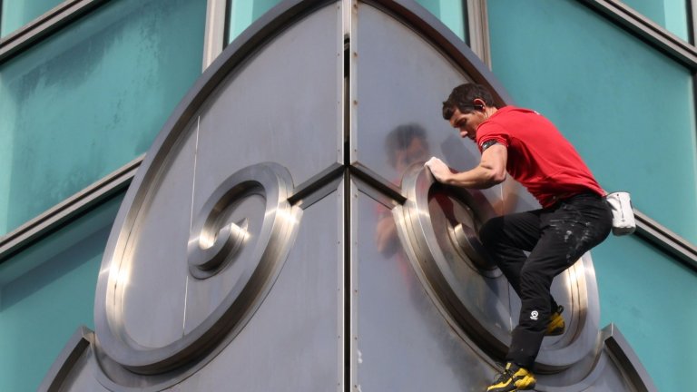 Катеренето по небостъргача изглежда ефектно, но не е трудно като на скала.