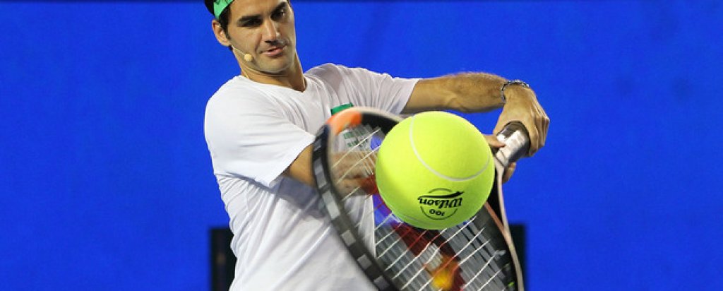Роджър Федерер в демонстративно разиграване с огромна ракета и огромна топка преди началото на турнира.
