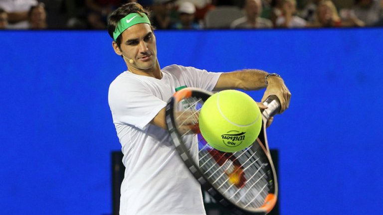 Роджър Федерер в демонстративно разиграване с огромна ракета и огромна топка преди началото на турнира.