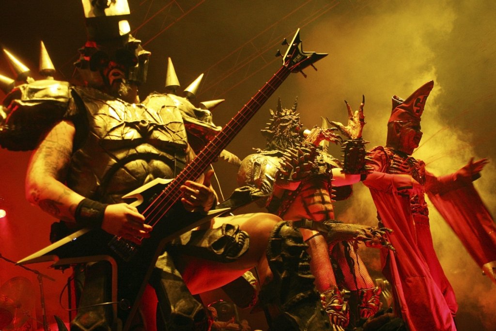GWAR
Бандата, известна и с костюмите на членовете ѝ, е основана през 1984 г. Бившият вокалист Дейв Броуки (Oderus Urungus) е последният оригинален член в състава, когато напуска този свят през 2014-а. Тогава в групата на негово място се връща Майк Бишъп, който преди това е басист в първите четири албума и след това за кратко се завръща отново на бас през 1998 и 1999 г. Бишъп обаче не е оригинален член - за пръв път става част от GWAR през 1987 г., когато групата сменя няколко членове по пътя към дебютния си албум.