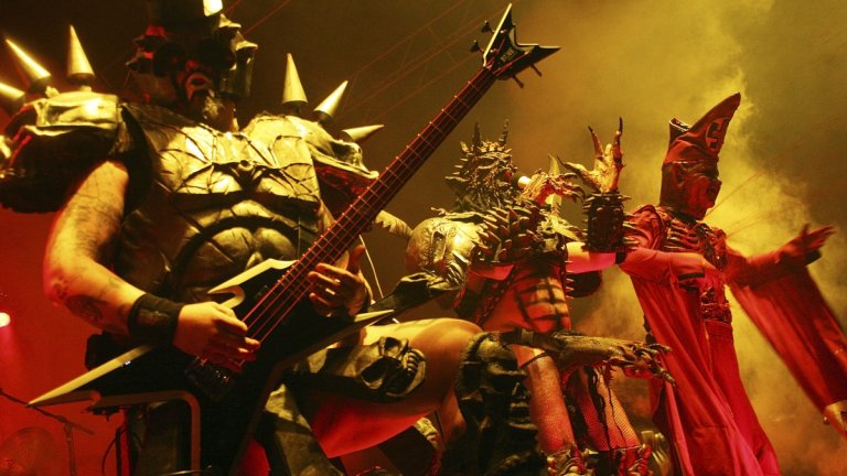 GWAR - Sick of You
GWAR са интересен случай, защото техните костюми са вдъхновени от концепцията, че те са варвари от друга планета. Същата концепция, която стои в основата и на музиката им. Траш метъл, ако се чудите. Не липсва и комедиен елемент. Знаете ли кое липсва? Оригиналният състав, защото макар да се появява през 1984 г. и да съществува и до днес, GWAR в момента не включва никой от оригиналните си членове.