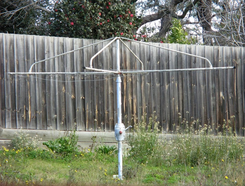1425px-Hills_Hoist_Balwyn_Victoria