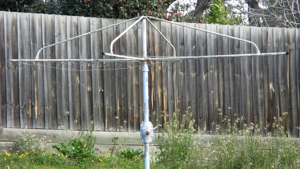 1425px-Hills_Hoist_Balwyn_Victoria