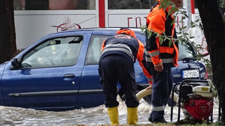 В Смолян две къщи останаха без покриви, улици са наводнени в Хасково