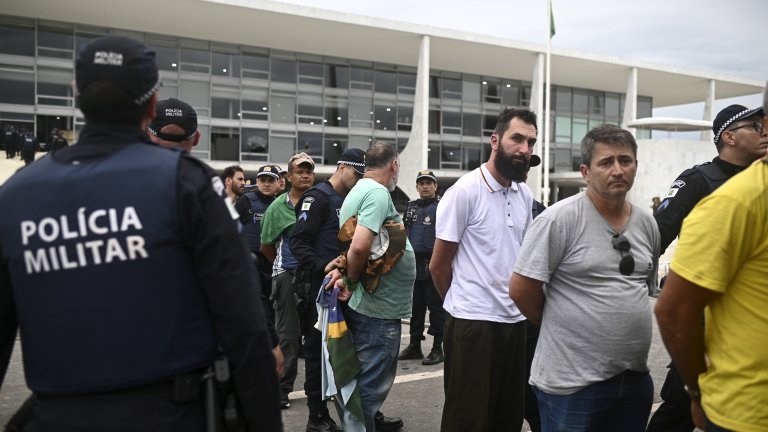 Над 400 арестувани след атаката срещу Конгреса на Бразилия