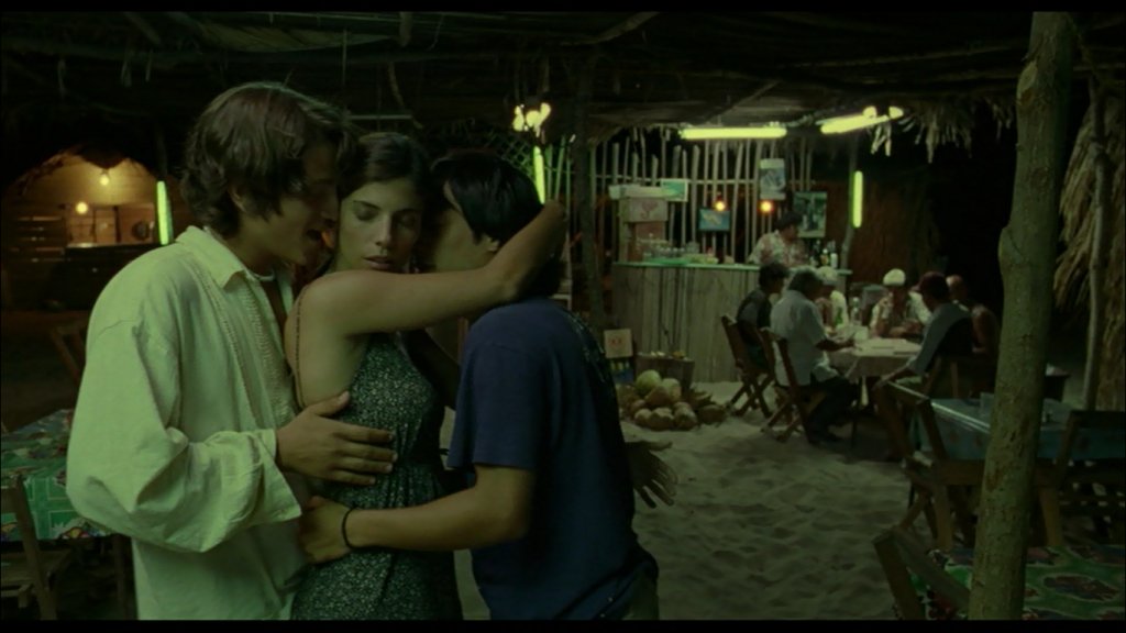 1. “Y Tu Mamá También” 
(2001) 
Освен песен на Ъпсурт “Y Tu Mamá También” е номиниран за Оскар филм от 2001 година. Хулио и Тенох, освен приятели в истинския живот, са приятели и във филма, както и много сексуални хора, които винаги гледат да св