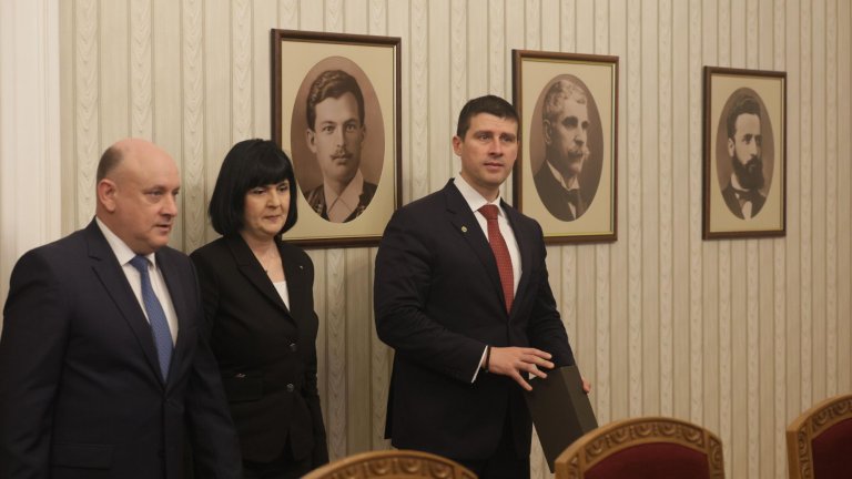 Последен кръг от консултациите при президента: АПС и "Величие" подкрепят Гюров, МЕЧ си тръгнаха със скандал