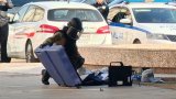 Екшън с изоставен куфар пред президентството, докато вътре тече КСНС (снимки)