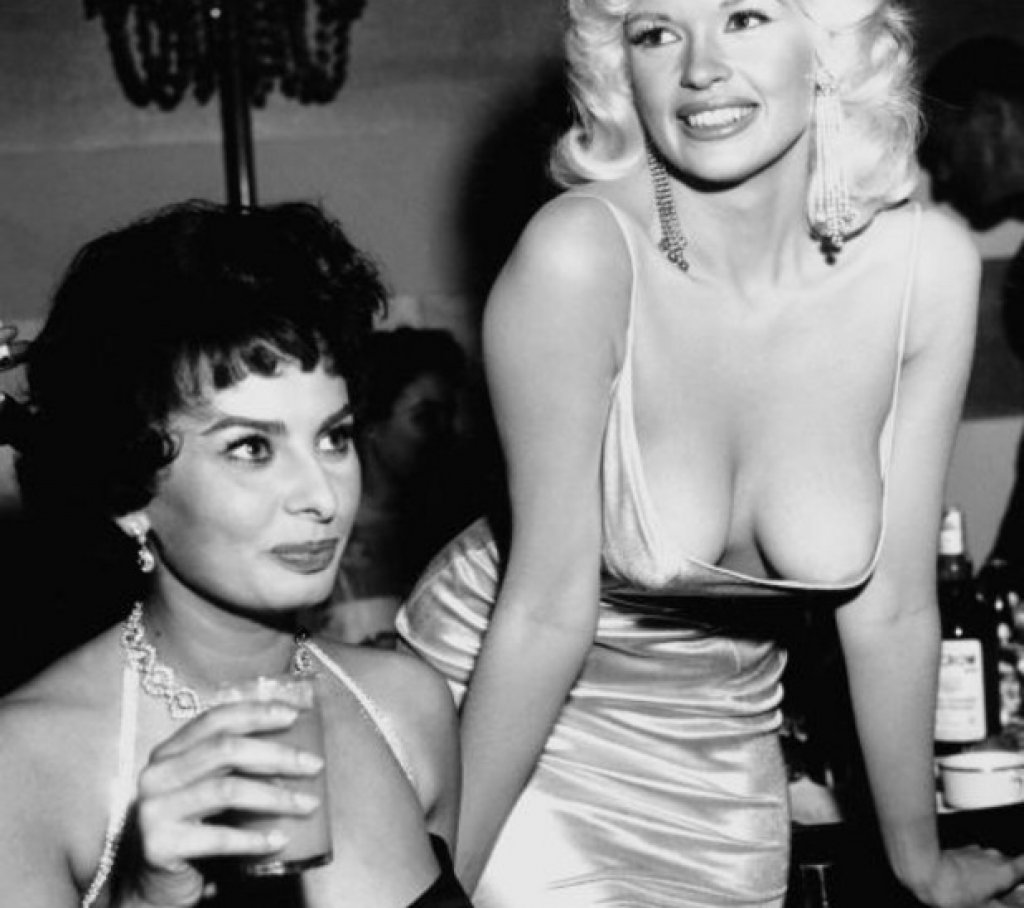 Това е една от най-известните снимки от партито през 1957-ма, на което София Лорен и Джейн Менсфийлд се оказват една до друга. Лорен няма причини да е щастлива, защото Мансфийлд носи роклята, която тя е смятала да облече (после се оказва, че слухът за сърдитата Лорен е рекламен трик - Мансфийлд така или иначе е имала желание да покаже гърдите си, за разлика от Лорен). Преди време италианската актриса коментира тази снимка така: "Вижте, къде гледам според вас на снимката? Гледам зърната на Мансфийлд, които още малко и ще паднат в чинията ми. Върху лицето ми е изписан също така страх. Толкова съм уплашена, че нейната рокля ще се спраска и всичко ще се разпилее по масата..."