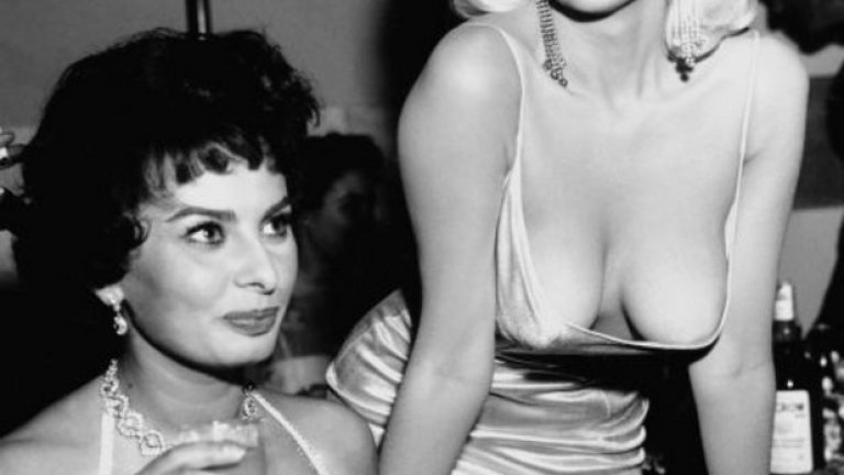 Това е една от най-известните снимки от партито през 1957-ма, на което София Лорен и Джейн Менсфийлд се оказват една до друга. Лорен няма причини да е щастлива, защото Мансфийлд носи роклята, която тя е смятала да облече (после се оказва, че слухът за сърдитата Лорен е рекламен трик - Мансфийлд така или иначе е имала желание да покаже гърдите си, за разлика от Лорен). Преди време италианската актриса коментира тази снимка така: "Вижте, къде гледам според вас на снимката? Гледам зърната на Мансфийлд, които още малко и ще паднат в чинията ми. Върху лицето ми е изписан също така страх. Толкова съм уплашена, че нейната рокля ще се спраска и всичко ще се разпилее по масата..."
