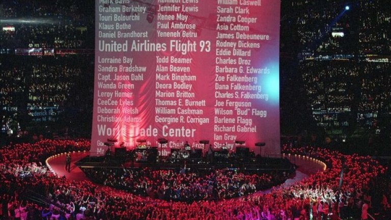 1. 2002 г., В памет на 11 септември
Няколко месеца след атентатите, U2 бяха звездите на шоуто.
Те откриха с "Beautiful Day", а на заден план вървяха имената на жертвите от ужаса в Ню Йорк.
Най-силната сцена, съпътствала някога Супербоул, извън игровите ситуации в мачовете.