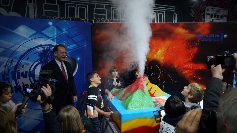 За разлика от обичайните изложби, при които пипането на експонатите е забранено, в тази ще има над 25 съоръжения, които дават възможност да постетителите да се докоснат до част от най-великите открития на съвремието.