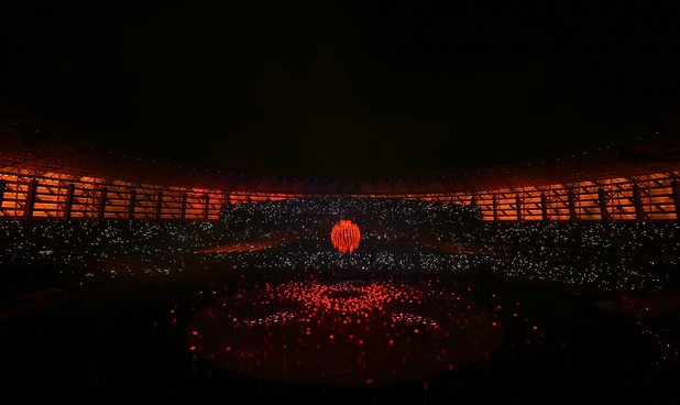 Изключително красиви, разбира се червени, фенери също с появиха на стадиона.