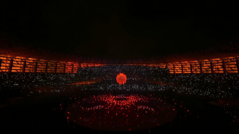 Изключително красиви, разбира се червени, фенери също с появиха на стадиона.