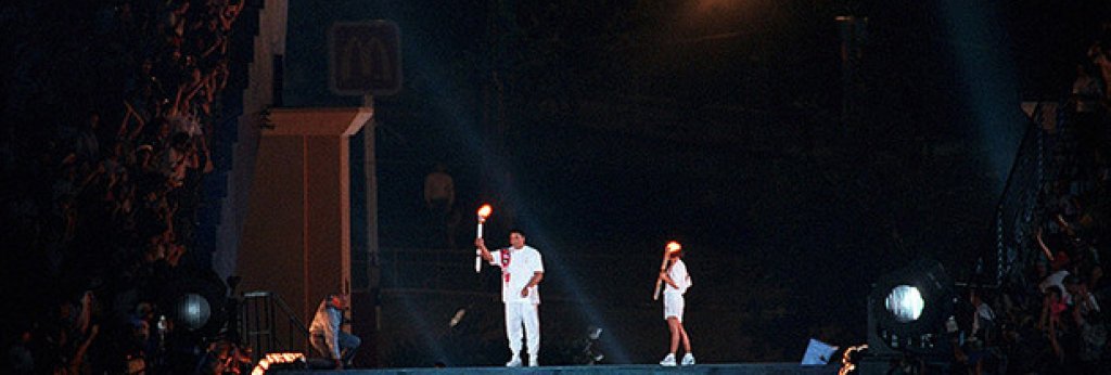 През 1981 г. Али провежда последния си бой, а през 1984 г. го диагностицират с болестта на Паркинсон. През 1996 г. получава честта да запали олимпийския огън на церемонията по откриването на олимпиадата в Атланта. 