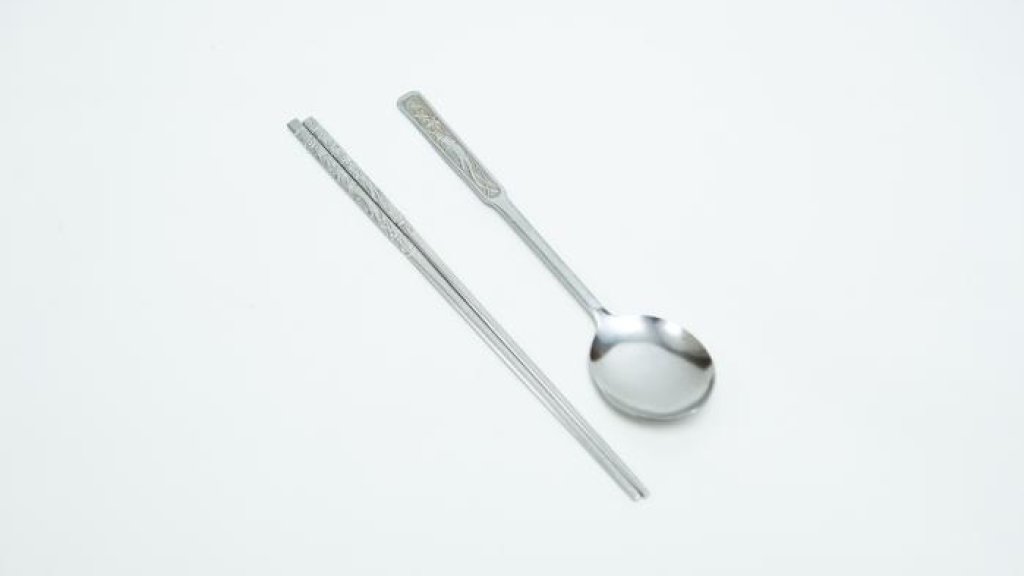 Sujeo_(spoon_and_chopsticks)