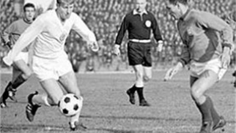 1965 г. Една от най-великите победи на България на футболния терен. Георги Аспарухов-Гунди носи успеха с 2:1 над Белгия, който ни праща на мондиала в Англия. 