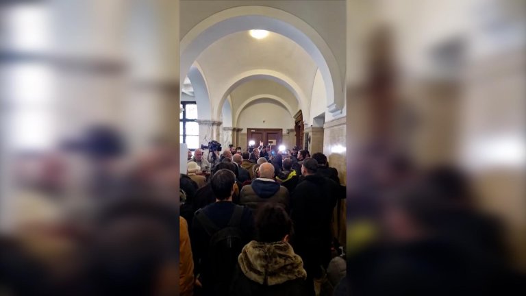 Охраната спря демонстрантите