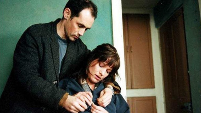 Интимност (2001)
Подобен сюжет на „Последно танго в Париж”, в който двама непознати (изиграни от Кери Фокс и страшно нашумелия в последната година Марк Райлънс) се срещат всяка седмица за анонимен секс. Проблемите започват, когато между тях се появява връзка и на емоционално ниво.
Съществуват различни версии за това колко от сексуалните сцени във филма са истински, но поне за един епизод на орален секс няма съмнение в автентичността. В интервю Кери Фокс признава, че се гордее с филма и не съжалява, че е приела да заснеме интимните сцени.