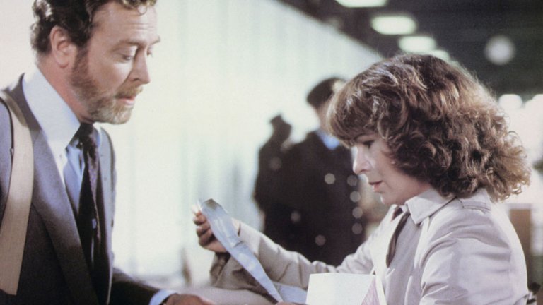 Животът му придобива друг цвят, когато среща 27-годишната фризьорка Рита (Джули Уолтърс), която иска да учи английска литература. Двамата са женени за други хора, но срещата им разкрива нови за тях емоции.