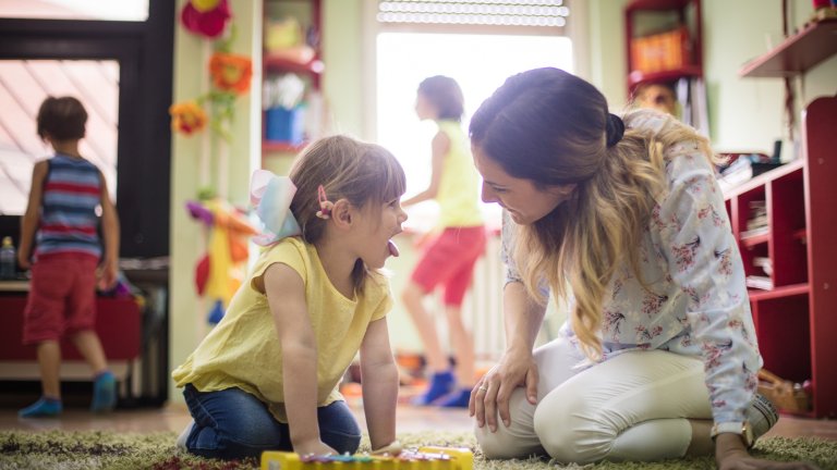 деца училище учителка майка и дете