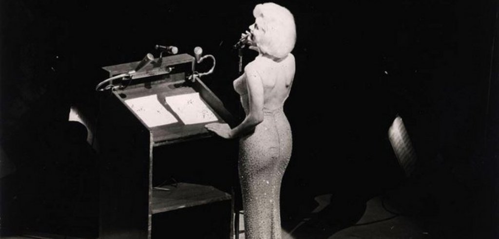 Немислимият днес "Честит рожден ден" на Монро

Аферата между президента на щатите Джон Кенеди и актрисата Мерилин Монро е широко известна на времето си, но представяте ли си тя да се беше случила днес? Когато певицата се качва на сцената с полупрозрачната си рокля, обшита с диаманти, за да поздрави президента за рождения му ден с прочувственото "Happy Birhday, Mr. President“, всички я аплодират. Тогава Кенеди излиза и заявява: "Вече бих могъл да се оттегля от политиката след като ми беше изпят "Честит рожден ден“ по такъв сладък, приятен начин“.

A вие представяте ли си какво би станало, ако тази история се повтори днес, в свят едва преживял "аферата Люински“?
