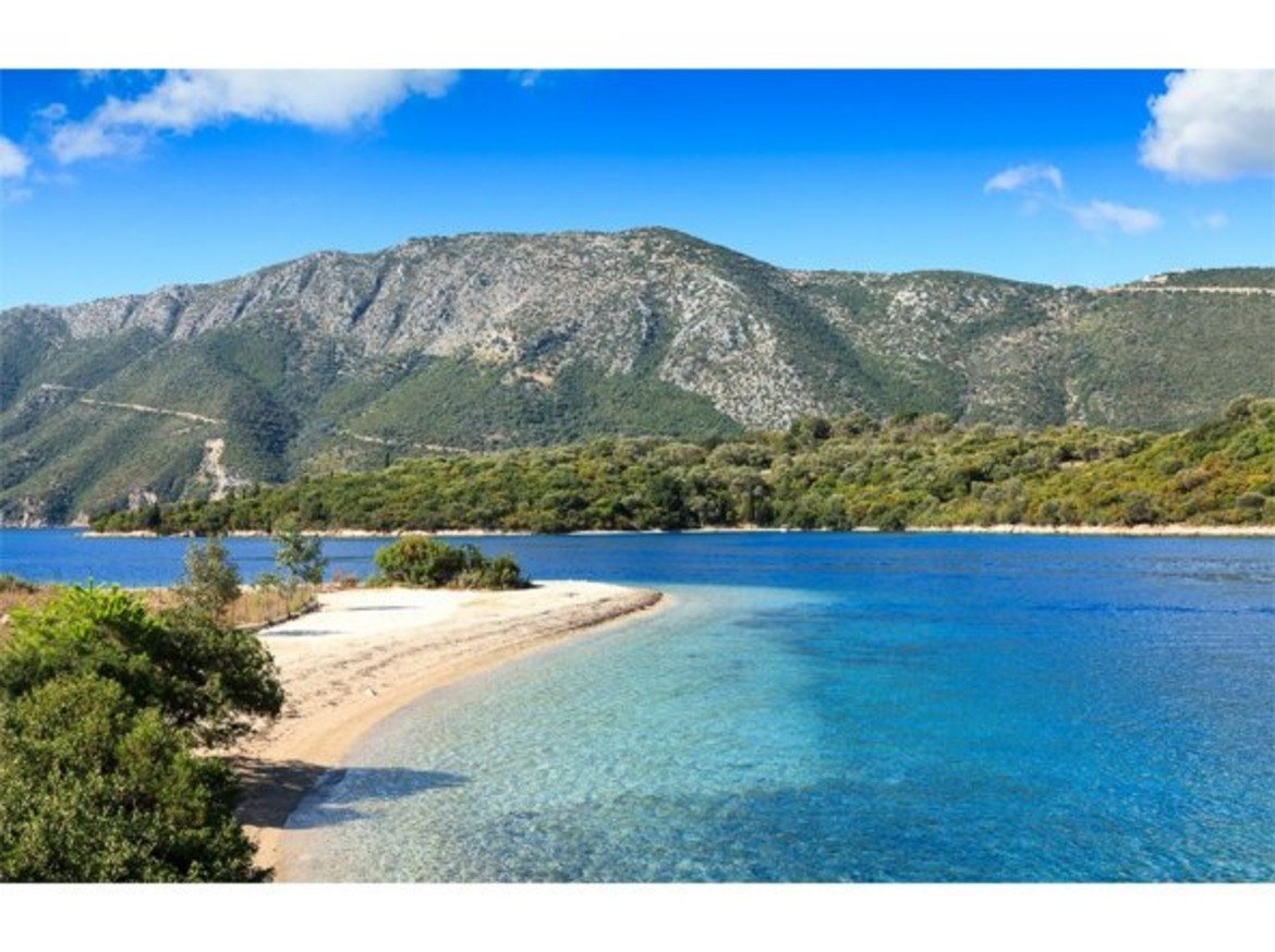 Меганиси, ГърцияМеганиси е невероятно красив и живописен остров от Йонийската група, близо до югоизточното крайбрежие на Лефкада. Жителите са около хиляда души, но тук ще намерите много невероятни плажове. Ако обичате дълги разходки пеша, това е вашето място.
