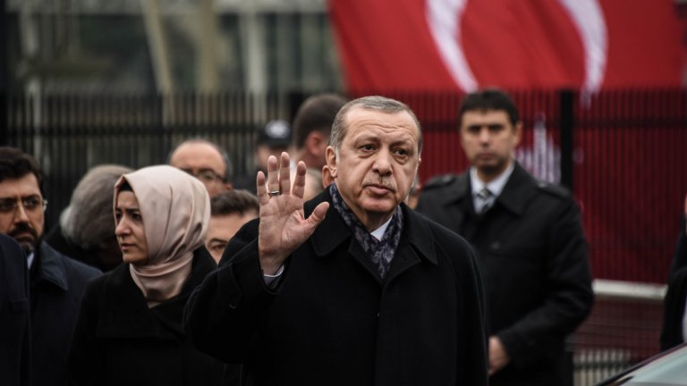 "Половината ни сърце е в Истанбул. Другата са Балканите", заяви турският президент пред изселници
