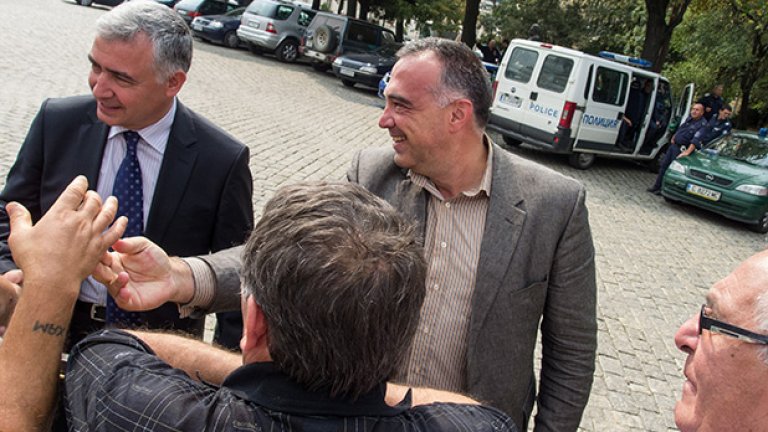 Автобуси стовариха подкрепата за властта