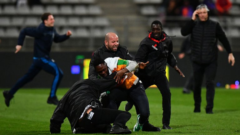 Нахлуването сложи край на мача две минути преди изтичането на редовното време