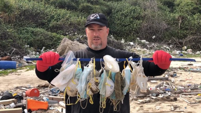 Още през февруари, когато маските не бяха задължителни на много места по света, и бяха в масова употреба в Китай едва шест до осем седмици, от природозащитната организация "Океани Азия" алармираха, че в изолираните острови Соко - малка група острови край югоизточния бряг на Лантау, Хонконг, върху само сто метра от брега бяха намерени 70 маски.