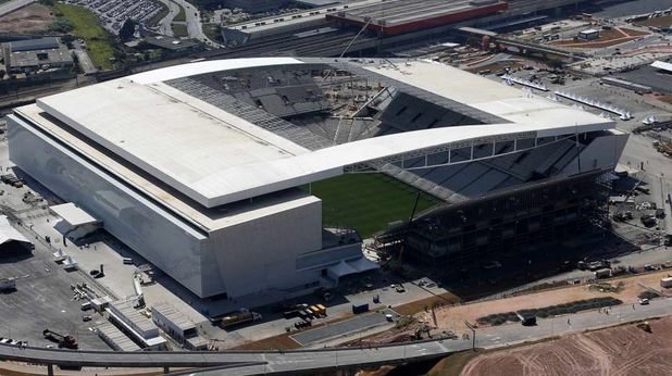 65-хилядната "Арена ди Сао Пауло" ще приеме мача на откриването Бразилия - Хърватия. Любопитно, стадионът последен бе довършен от организаторите и мина тестовете на ФИФА едва през април. Трети по капацитет, стадионът е и трети по цена на реконструкцията - 406 милиона долара. На него ще има 4 мача от групите, осминафинал и полуфинал.
