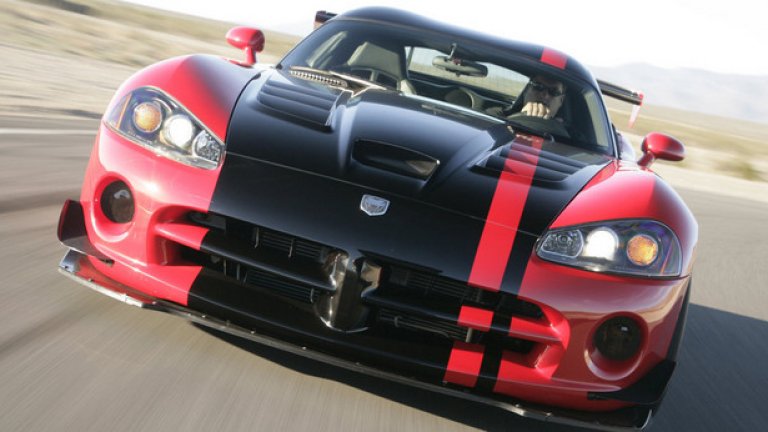 Dodge Viper SRT10 ACR – 7.12,13 минути
Всъщност това е пистов автомобил, който е зле маскиран като серийна кола. Задвижва се от 8,4-литров V10 с мощност 608 конски сили. Добавени са карбонов сплитър отпред, задно крило и регулируеми състезателни амортисьори.