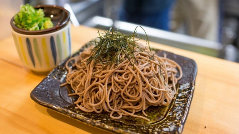 Япония - Соба нудъли 
Нудълите от елда са едно от задължителните ястия на празничната трапеза за японците. Традицията да се сервират на Нова година идва от XVII век като дългите нудъли символизират дълголетие и просперитет.
Друго задължително ястие са оризовите кнедли мочи, за които се вярва, че носят щастие и обещание за дълъг живот. Те се приготвят в деня преди Нова година. Сладкият, леплив ориз се измива, накисва, омесва се и се разбива в гладка маса, от която се оформят оризовите топчици.