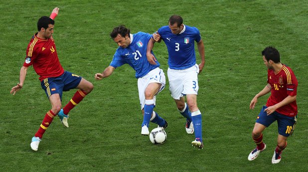 Наставникът на французите Лоран Блан може да почерпи идеи от мача на испанците с Италия, когато "адзурите" сериозно затрудниха европейския и световен шампион